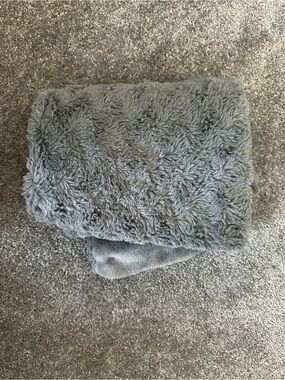 Cozy Plush Throw Blanket in Gray